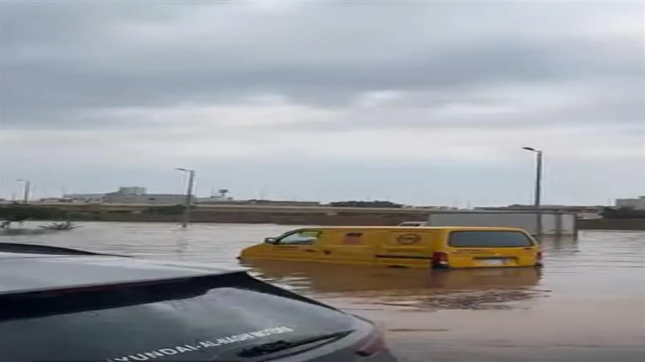 شلل حركة المرور وهبوط أرضي في تبوك وجدة بسبب الأمطار الغزيرة في السعودية